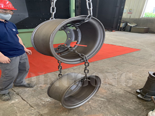 Hanger type shot blasting machine for wheel hub