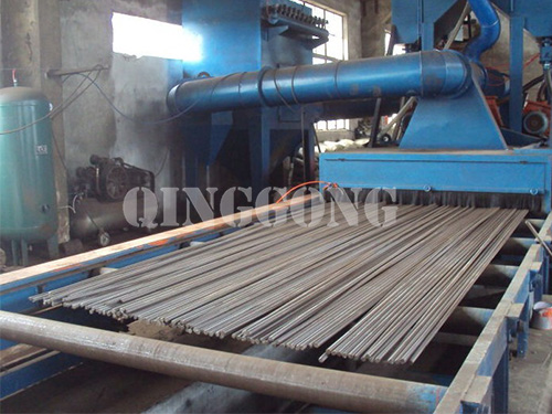 Roller conveyor type shot blasting machine for rebar